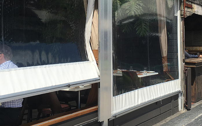 Outdoor cafe blind